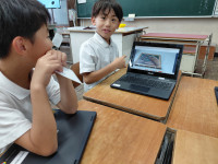 983